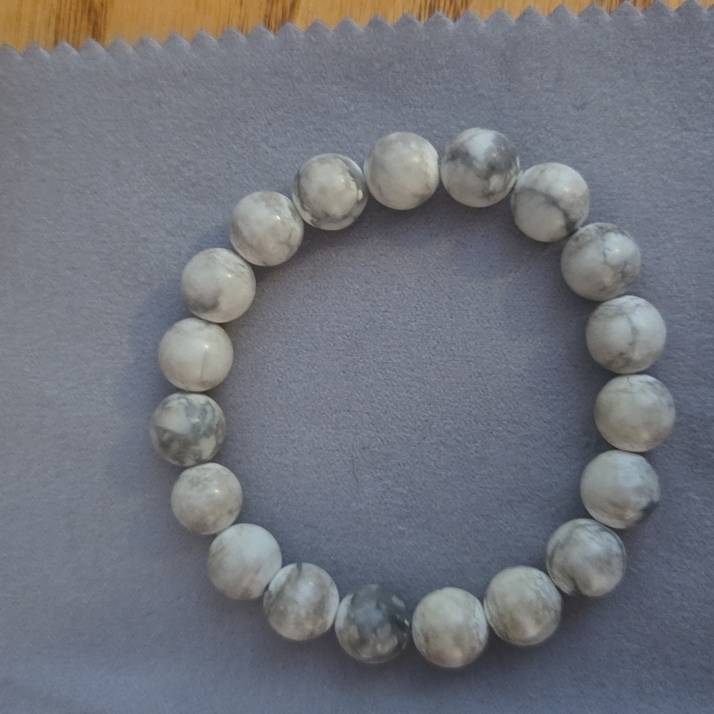 White and gray glass beaded stretchy bracelet.